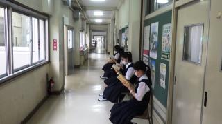 面接直前、読書をしながら待っています。