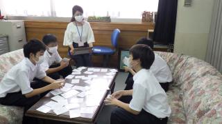 表情カードを使って、自己紹介。