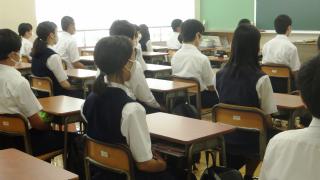 真剣に放送を聴く1年生