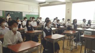 姿勢を正して、放送を聴いている生徒