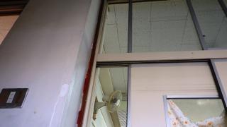 廊下側も対角線に空気が流れるように開放