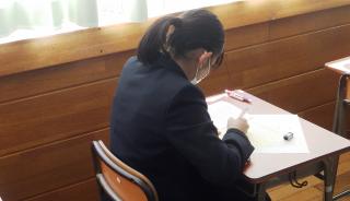 鉛筆の音だけが聞こえます。