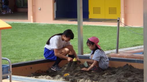 幼稚園で砂場で遊ぶ様子