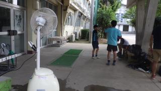 ミスト扇風機で、水分補給をする生徒