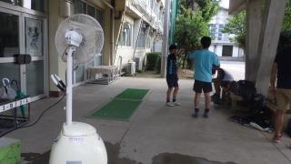 ミスト扇風機で、水分補給をする生徒