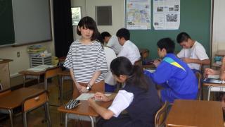 英語科の机間指導の様子