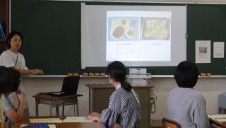本校栄養嘱託員から給食の説明