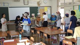 参加者たちで、配膳と実食をしました