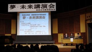 本校生徒が、第1部の司会を務めました。