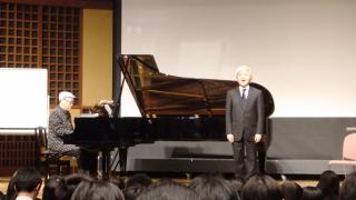 声楽家　小野　勉　氏の歌の演奏。