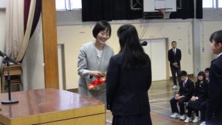 お礼の言葉と花束の贈呈