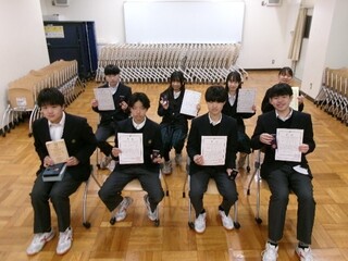 �\������